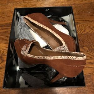 Never worn Donald J Pilner heels